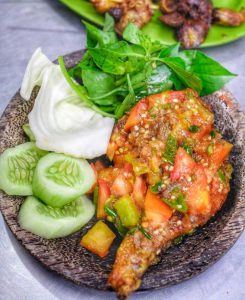 Ayam Pecak: Sajian Pedas Penuh Kejutan Untuk Pecinta Kuliner