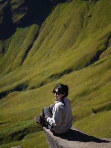Momen Perdana Wendy Walters Taklukkan Gunung Merbabu