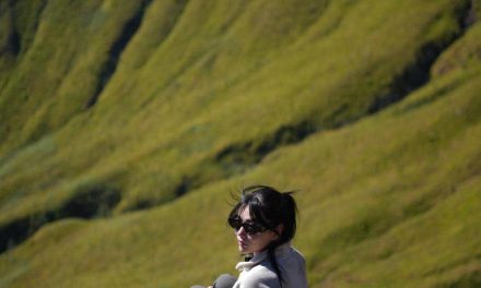 Momen Perdana Wendy Walters Taklukkan Gunung Merbabu