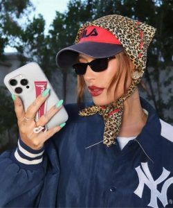 Scarf Dan Topi Jadi Tren, Ini Inspirasi Outfit Stylish Wajib Di Coba