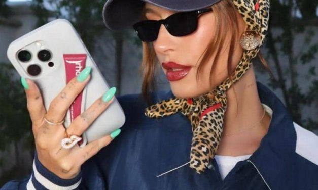 Scarf Dan Topi Jadi Tren, Ini Inspirasi Outfit Stylish Wajib Di Coba