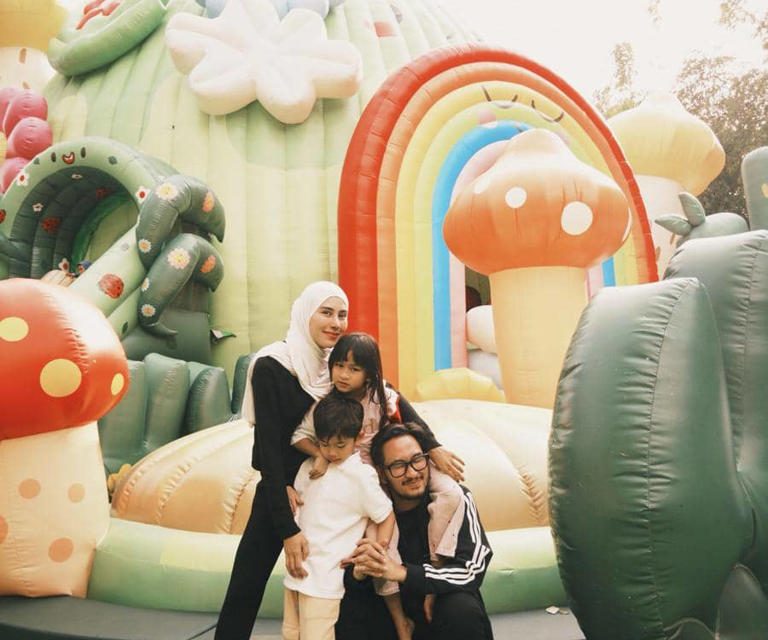 Quality Time! Syahnaz Sadiqah & Jeje Govinda Ajak Anak Berlibur
