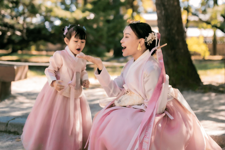 Potret Hangat Rossa Dan Raina Pakai Hanbok Di Korea